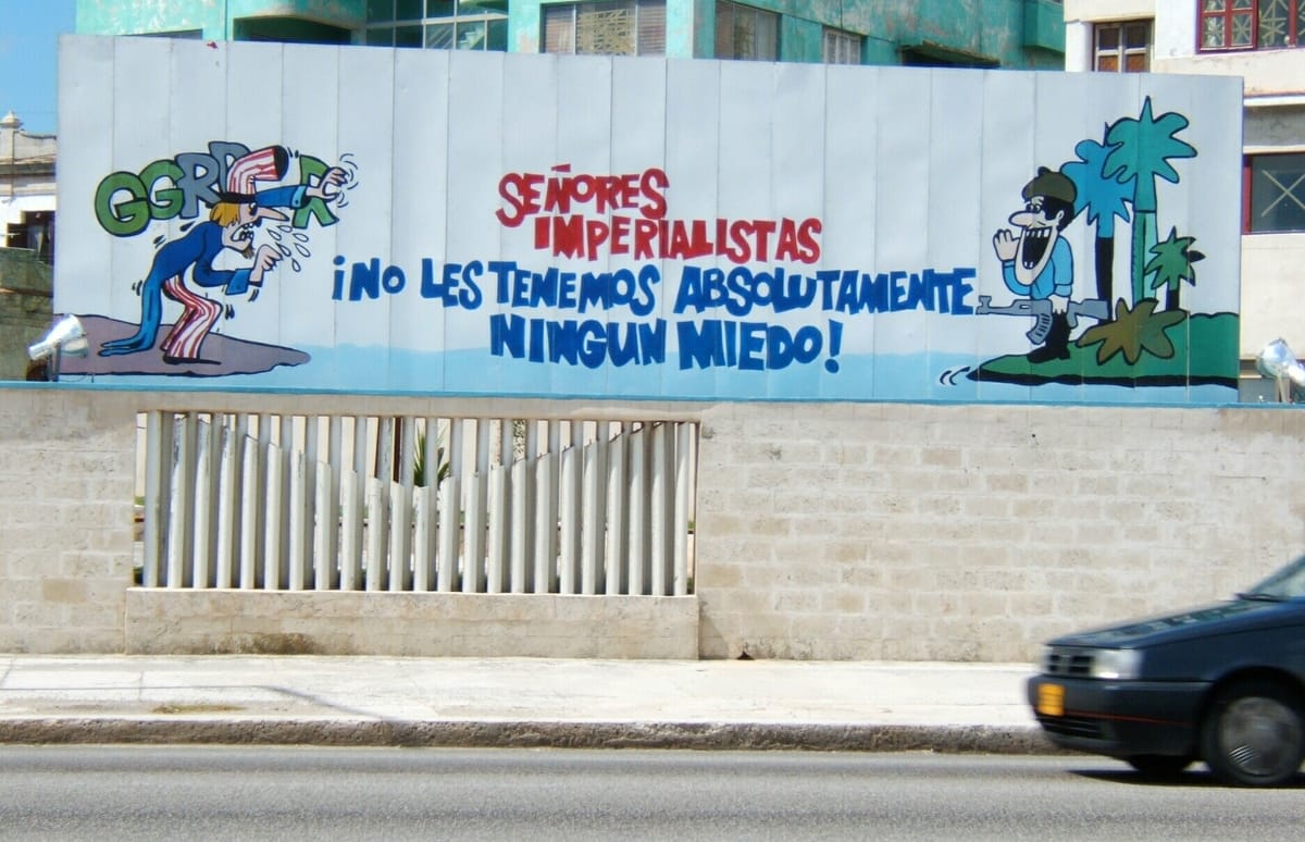 Cartelera en La Habana. «Señores imperialistas, no les tenemos el más mínimo miedo». Михаил Ковенский , CC BY-SA 3.0 , vía Wikimedia Commons.