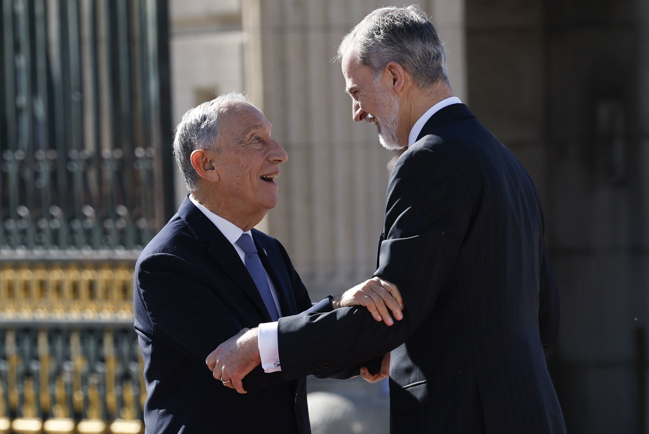 MADRID, 20/02/2026.- El rey Felipe IV recibe al presidente de Portugal, Marcelo Rebelo de Sousa (i), que realiza una visita oficial a España antes de abandonar el cargo, este viernes en el Palacio Real de Madrid. Marcelo Rebelo Sousa ha sido recibido con honores militares, antes de mantener un encuentro con Felipe VI para posteriormente asistir a un almuerzo ofrecido en su honor en el Palacio Real. EFE/Chema Moya