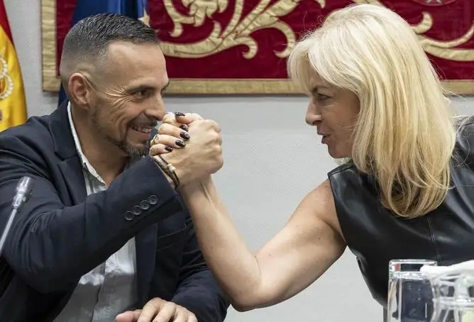 GOYA Y MONZÓN EN UN SOEZ Y EXTRAVAGANTE GESTO 

PARLAMENTARIO