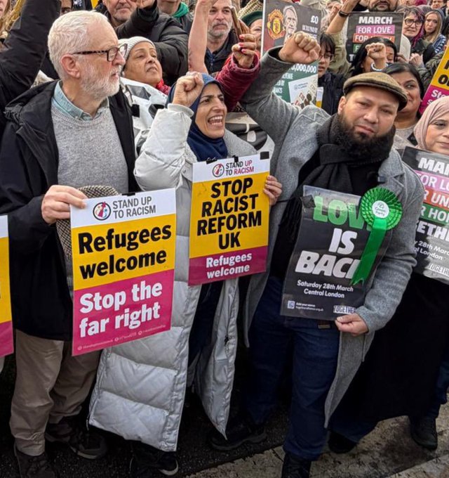 REFUGEES WELCOME - LOVE IS BACK
