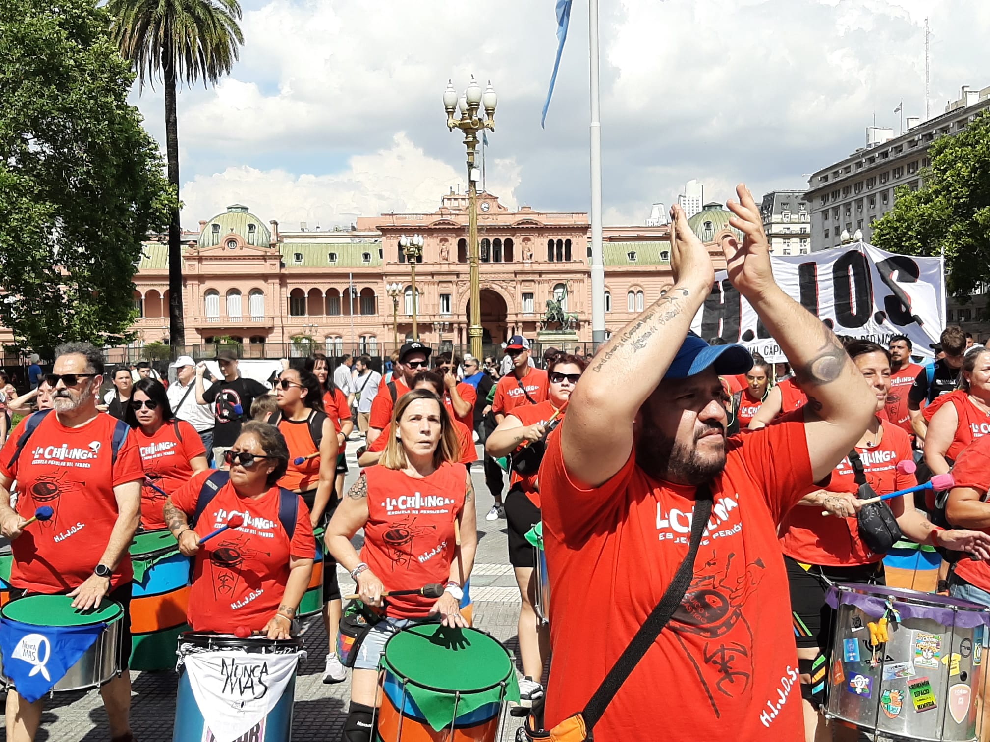 Los movimientos sociales y de Derechos Humanos siguen movilizándose semana tras semanas frente a la Casa Rosada, sede del gobierno en Buenos Aire. Foto Sergio Ferrari
