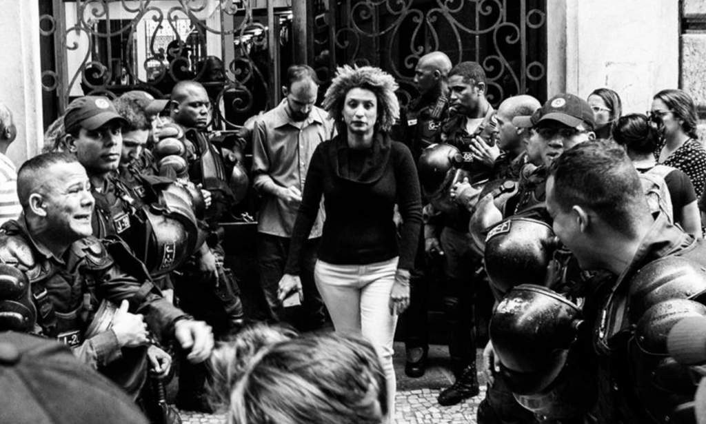Marielle saliendo de la Municipalidad de Río de Janeiro en octubre de 2017. Foto de Bárbara Dias / Fotoguerrilha.