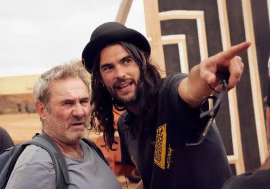 Oliver Laxe da instrucciones a Sergi López durante el rodaje de 'Sirat'. | Quim Vives