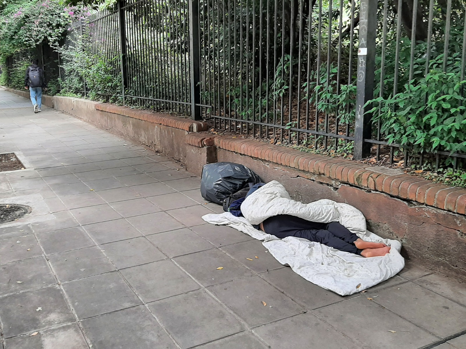La marginación creciente y la vida en la calle son la otra cara de la moneda de los supuestos logros macro del Gobierno de Milei en Argentina. Foto Sergio Ferrari (1)