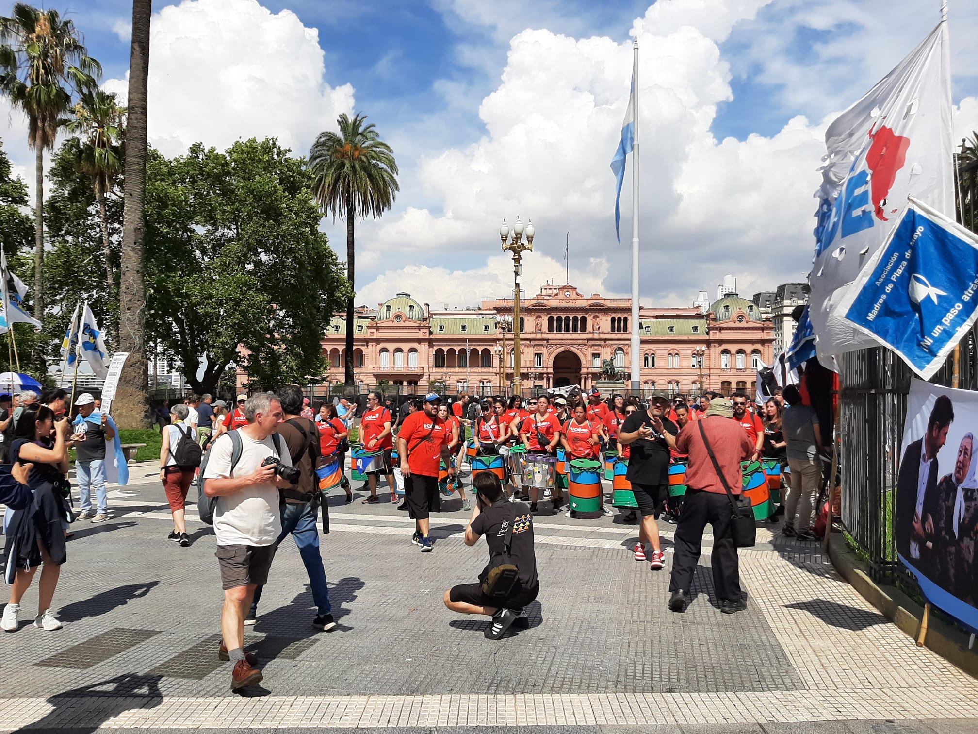 Ronda de las Madres de Plaza de Mayo el pasado mes de diciembre de 2025 con el apoyo de movimientos sociales y sindicatos. Foto Sergio Ferrari
