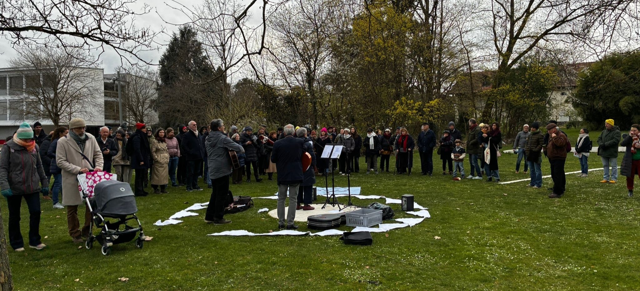 Actividad en el Jardín de los Desaparecidos, en Meyrin, Ginebra eb ocasión de la las actividades de marzo en solidaridad con el pueblo argentino. Foto Sergio Ferrari