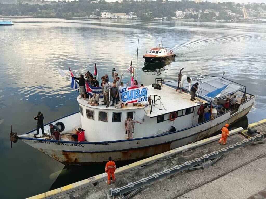 El barco Granma 2 llegó a Cuba con 14 toneladas de ayuda solidaria procedente de México, como parte del Convoy Nuestra América. Foto PRELA