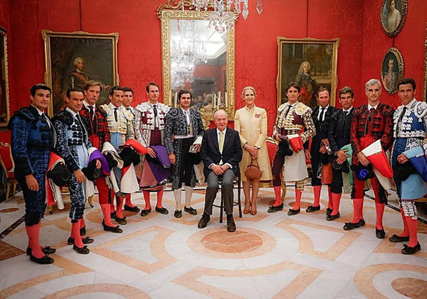 Juan Carlos y Elena, rodeados de los toreros y sus cuadrillas tras la corrida en la Maestranza. (Lances de Futuro)