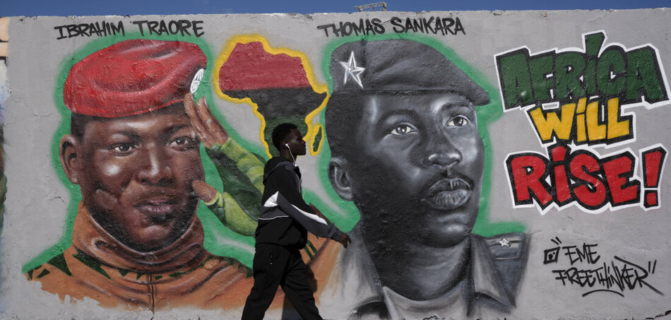 BURKINA FASO Siguiendo la tradición de Thomas Sankara, el presidente Ibrahim Traoré considera a Burkina Faso un modelo a seguir para toda África (mural en Berlín, 11 de mayo de 2025).