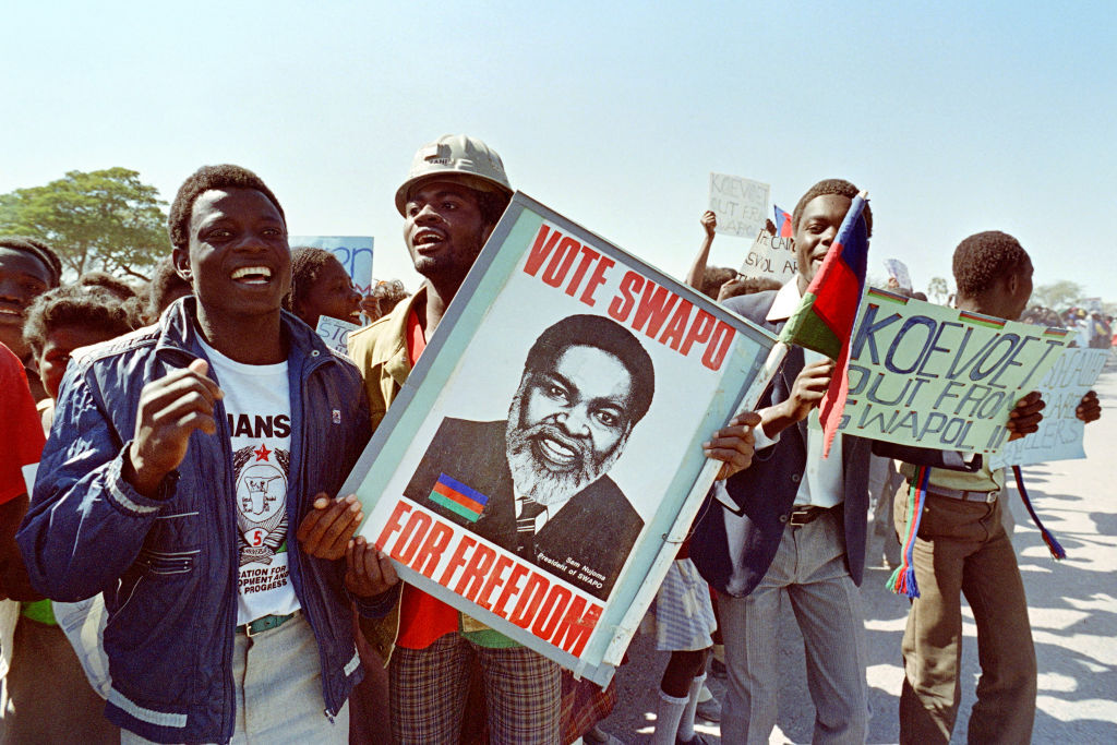 La movilización de la clase trabajadora namibia fue un factor clave en la lucha que culminó con la liberación del país del dominio sudafricano. Las organizaciones nacionalistas namibias surgieron a lo largo del siglo XX de una larga tradición de manifestaciones y resistencia colectiva. (Walter Dhladhla/AFP vía Getty Images)