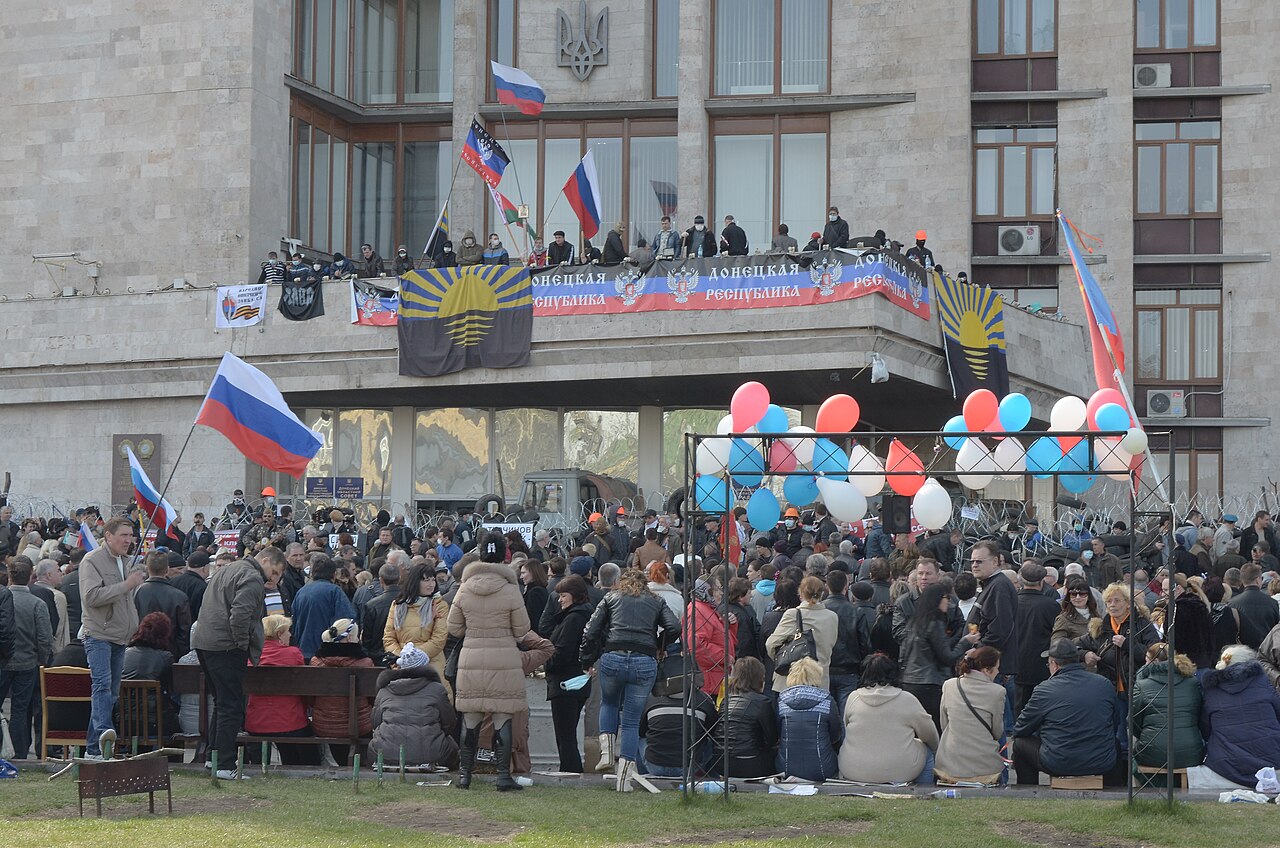 Concentración cerca del edificio de la Administración Estatal Regional de Donetsk, que fue tomado por la fuerza