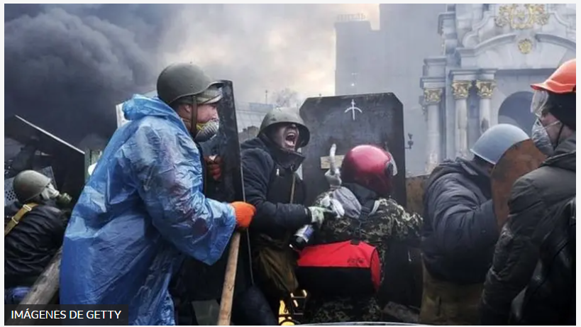 Cuando estallaron los enfrentamientos en las calles cercanas —Shovkovychnaya, Lipskaya y Krepostny Lane— las fuerzas de seguridad y los "titushki" (matones ilegales) hicieron retroceder a los manifestantes y luego se apoderaron de las barricadas al comienzo de la calle Hrushevsky, que los manifestantes del Maidán habían mantenido desde el "Bautismo de Fuego" del 19 de enero