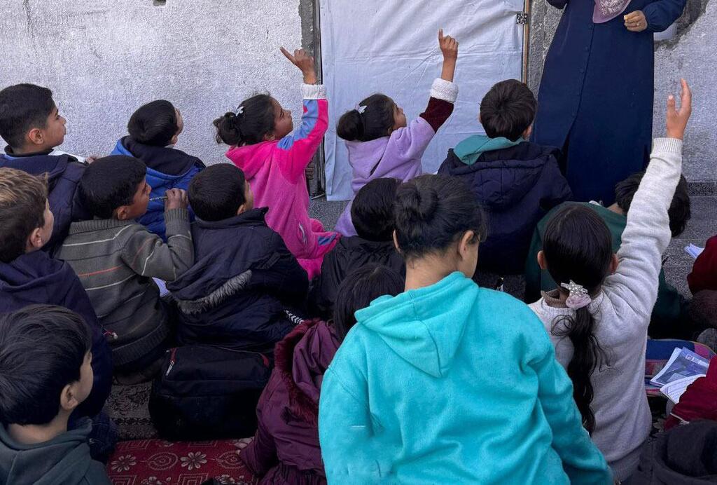 Los niños de Gaza participan en clases en un espacio de aprendizaje temporal. Foto UNRWA