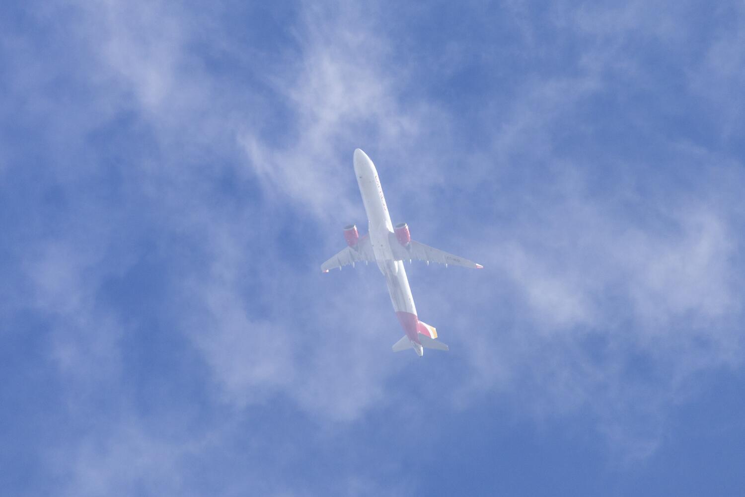 Avión de Iberia ascendiendo tras el despegue del aeropuerto de Barajas, Madrid. David F. Sabadell