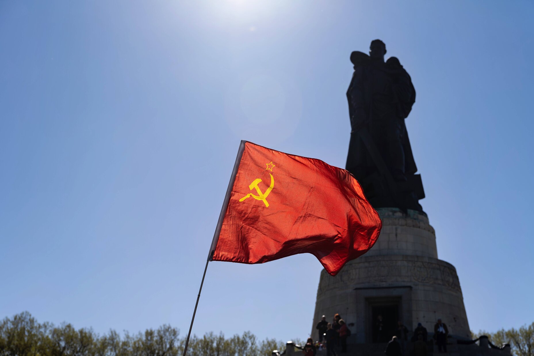 Prohibida en el aniversario de la liberación: La bandera de los libertadores (Monumento a los caídos soviéticos en el parque Treptower, Berlín, 9 de mayo de 2023)