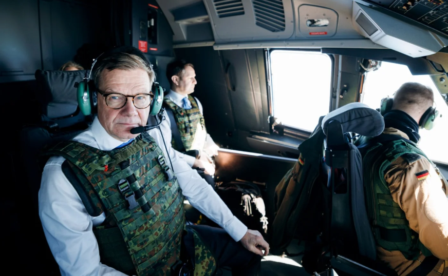 El ministro de Asuntos Exteriores alemán, Johann Wadephul, fotografiado durante un vuelo a Tel Aviv, Israel, el 10 de marzo de 2026 (Fotografía proporcionada por Felix Zahn/AA/Ministerio de Asuntos Exteriores de Israel).