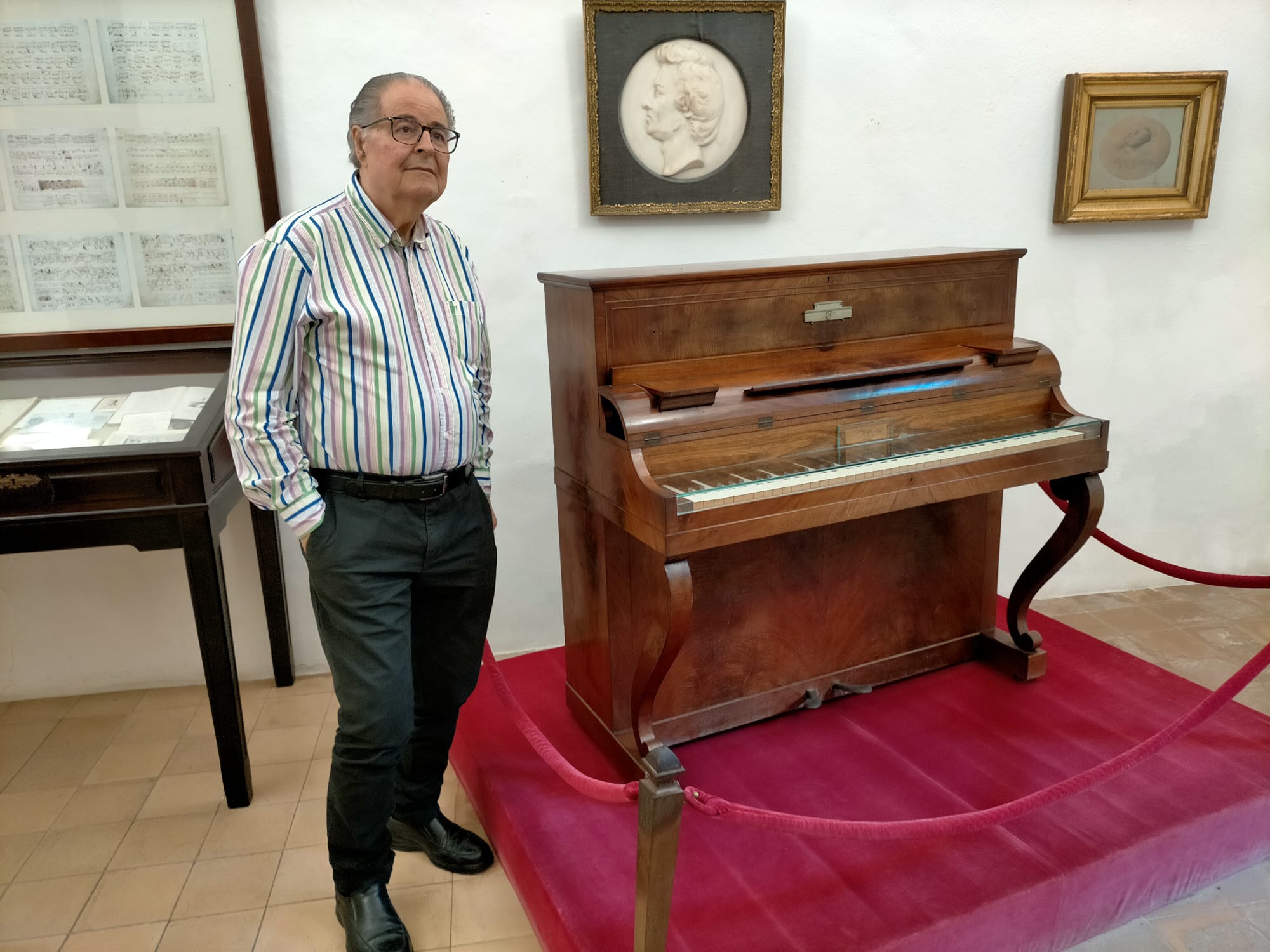 EL AUTOR CON EL PIANO