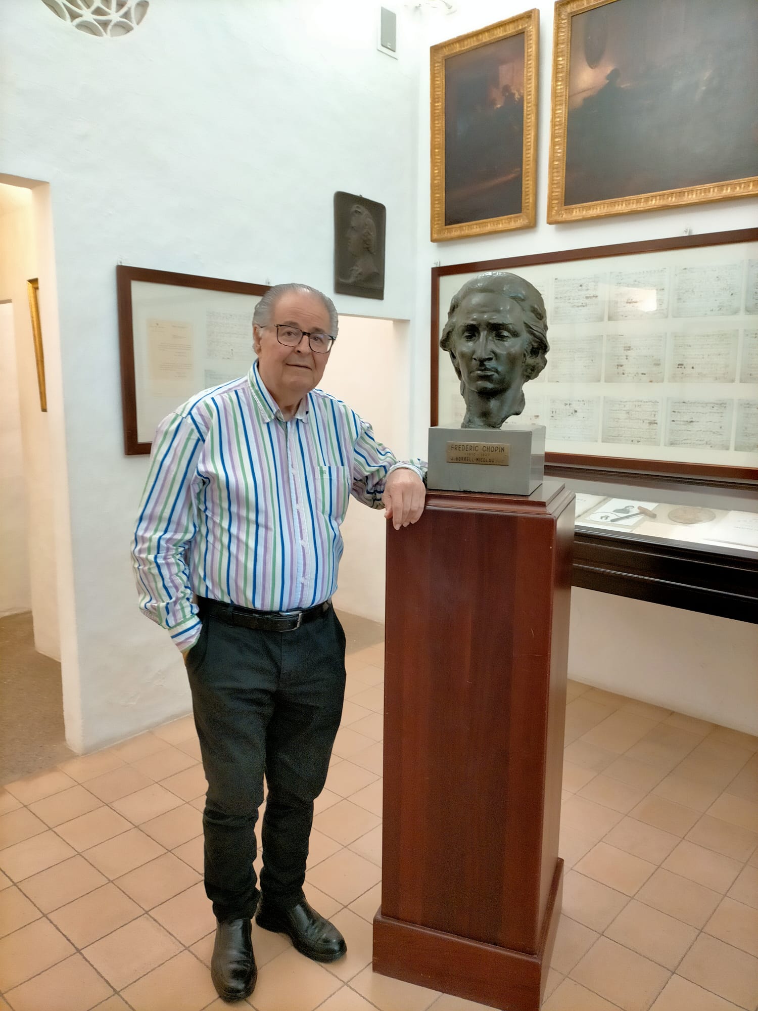 EL AUTOR CON EL BUSTO DE CHOPIN EN VALLDEMOSSA
