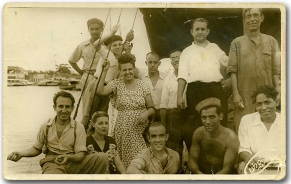 Emigrantes canarios a bordo del ‘Emilio de Cangas’, en La Guaira (Venezuela). De pie, con camiseta blanca, el ‘Capitán Valiente’. | FOTO ARCHIVO PELLAGOFIO (CEDIDA POR J. MARTÍN FEO).