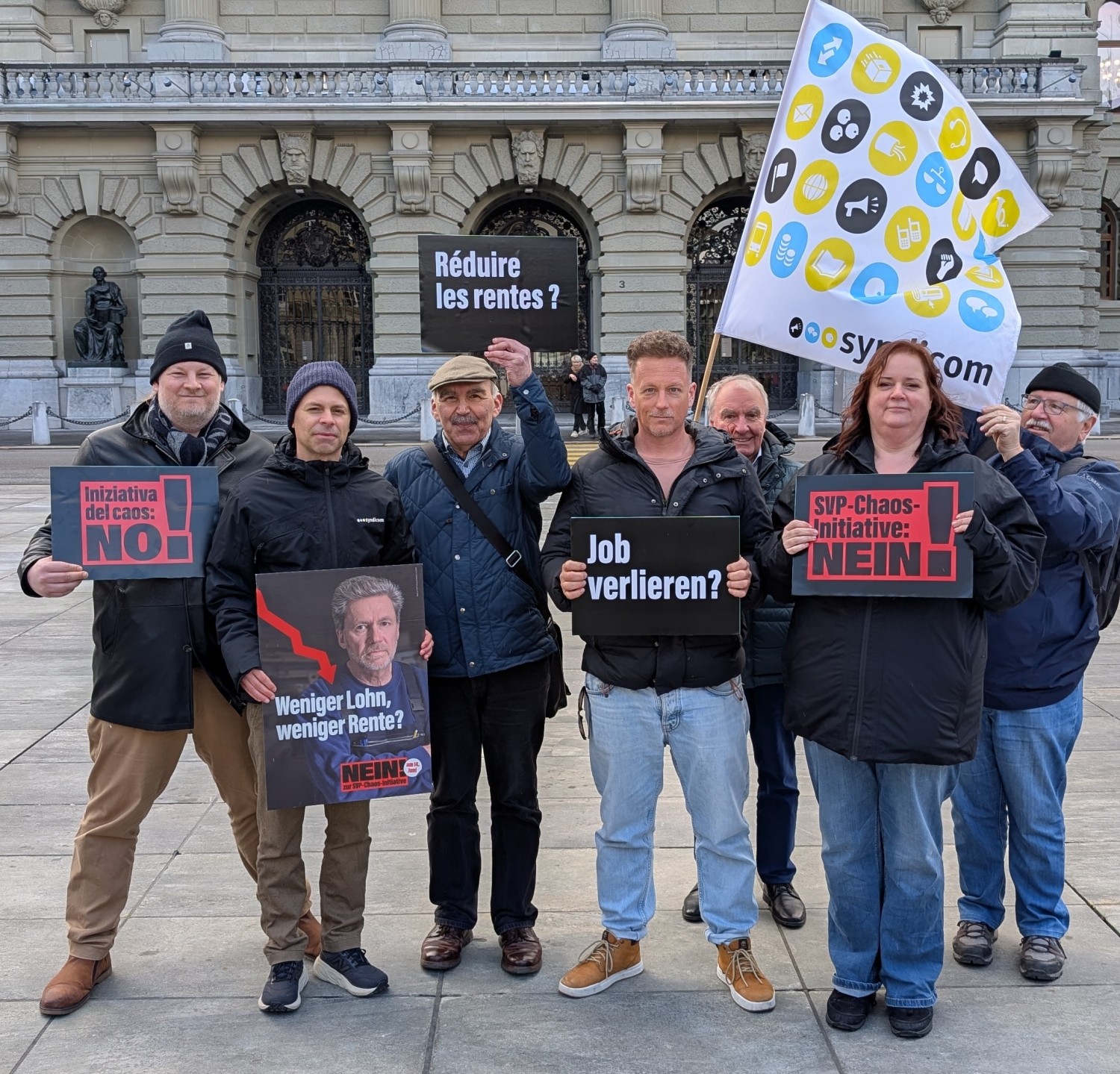 Protesta simbólica contra la iniciativa de los 10 millones de Syndicom, el sindicato de las comunicaciones, frente a la casa de gobierno en Berna, capital de Suiza. Foto syndicom