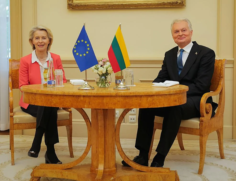 VON DER LEYEN CON EL PRESIDENTE LITUANO, NAUSEDA